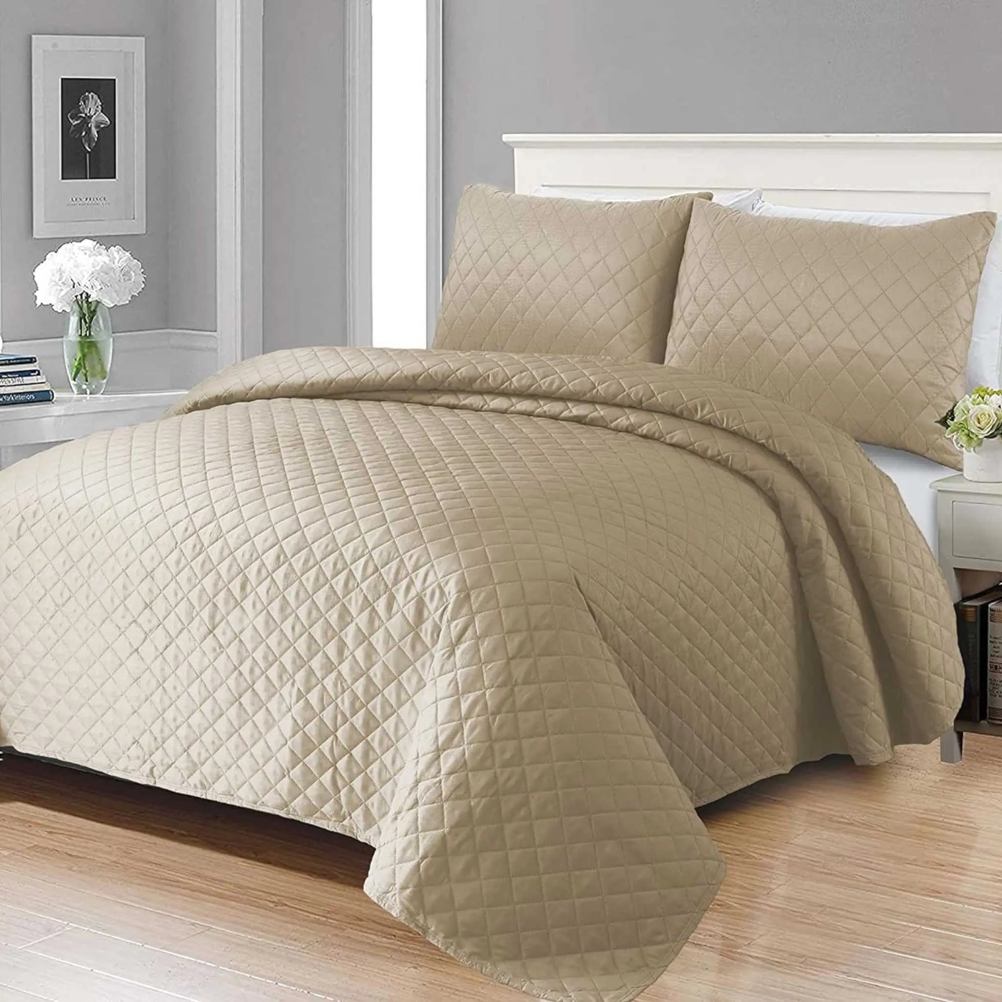 Vilano Springs, Premium Quality, Soft, Wrinkle, Fade, & Stain Resistant, Easy Care, Oversized Quilt Cover Set with 1 Quilt Set and 2 Shams, Full/Queen, Bright White - Beach Stone