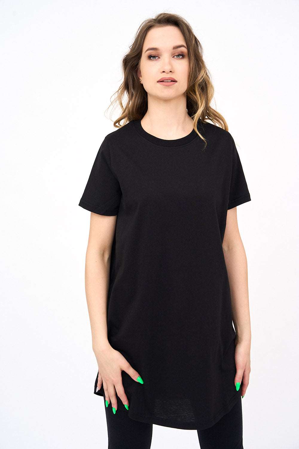 Short-Sleeved Curved Hem Womens T Shirt in Black!