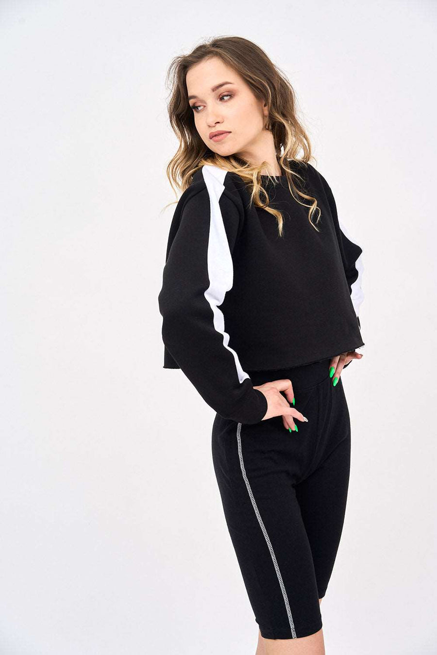Women's Contrast Paneled Crop Sweater With Cycling Shorts