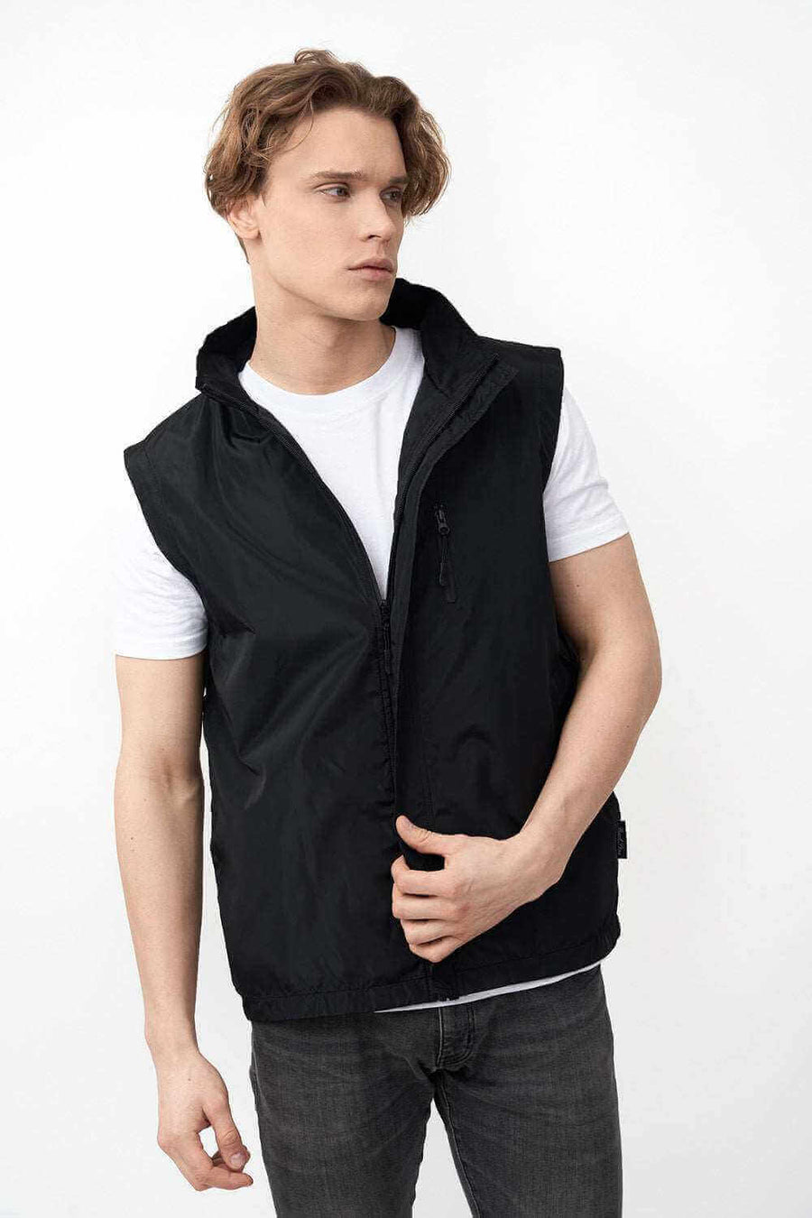 Half Open Zipper of Sleeveless Jacket Designed for Men