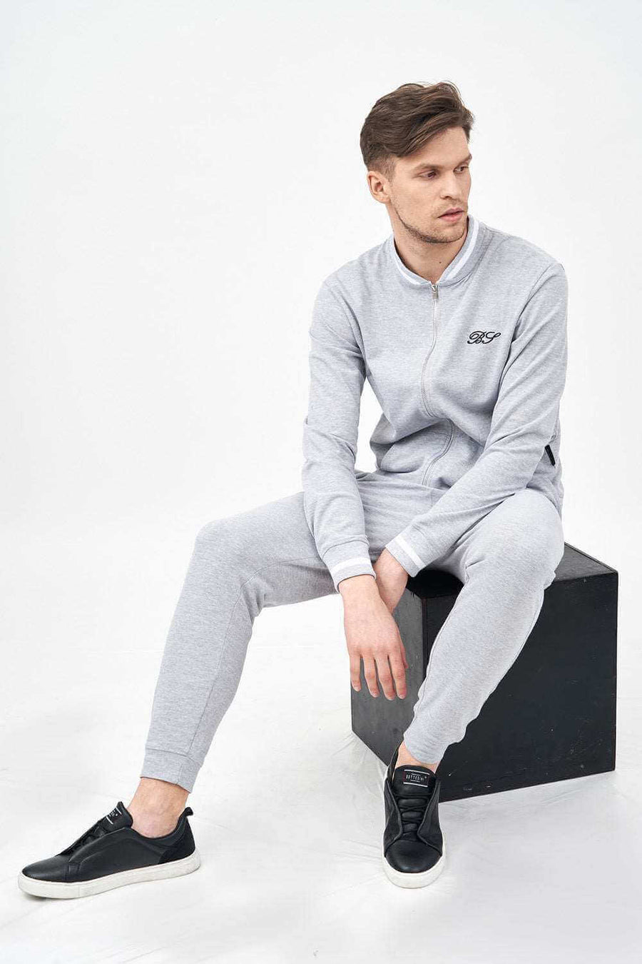 Sitting Posture of Men's Tracksuit Set with Contrast Rib